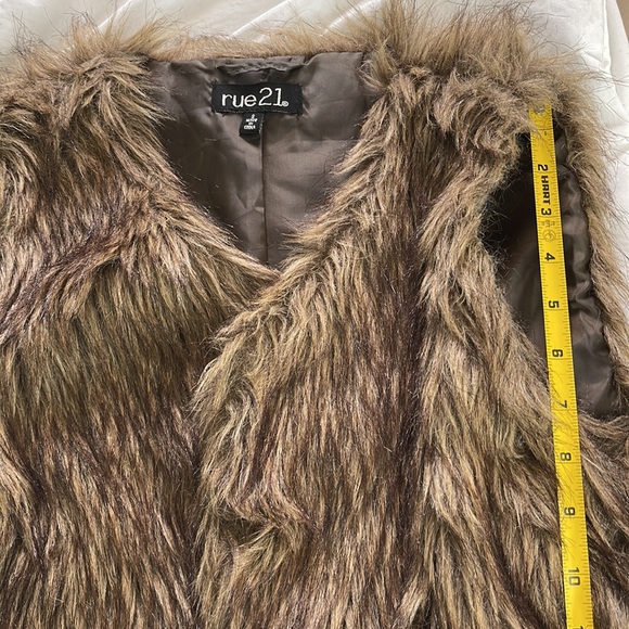 Rue 21 girls brown faux fur vest 40%polyester lining and 100% polyester. - Picture 3 of 9